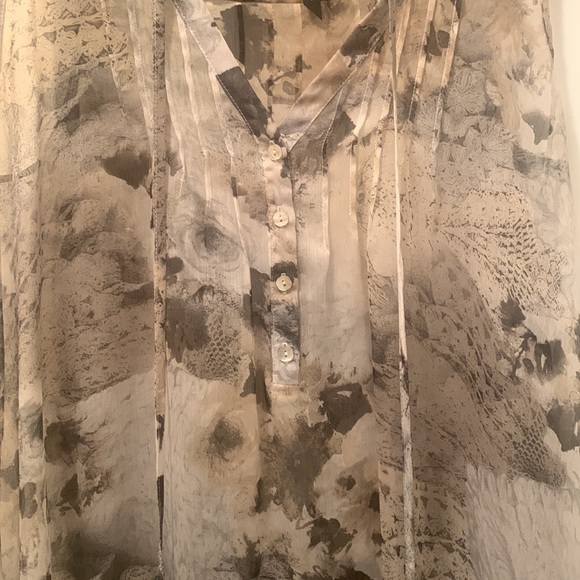 Sleeveless blouse. - Picture 2 of 4